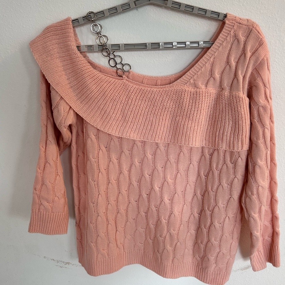 Women’s Peach On or Off the Shoulder Sweater
Silver Chain on Shoulder

Size XL